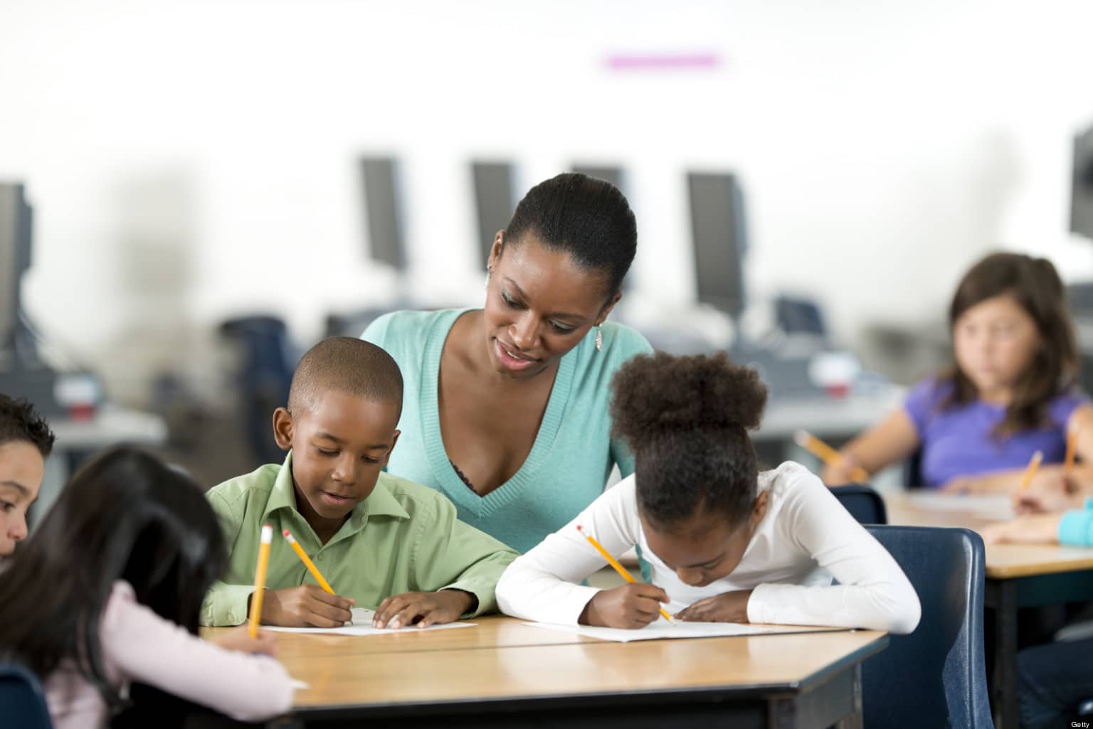 She working a school. Учитель в классе. Учителя темнокожие США. Американ скул учителя. Ребенок и учитель Америка.